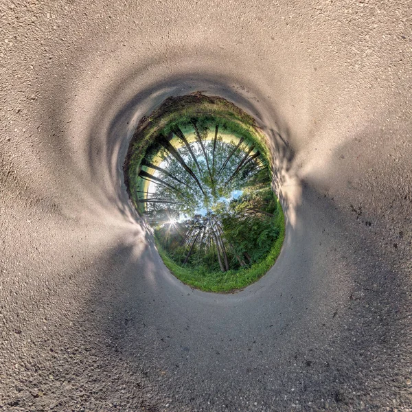 Küresel panoramanın küçük mavi gezegen dönüşümünün 360 derece tersi. Muazzam güzel bulutlarla dolu küresel soyut hava manzarası. Uzayın eğriliği.