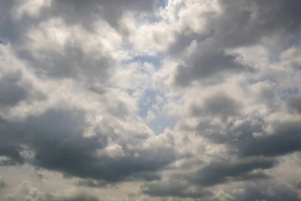 Fundo Azul Céu Com Nuvens Listradas Brancas Dia Limpeza Bom — Fotografia de Stock