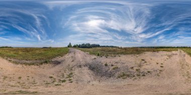 Küresel olmayan hdri panorama 360 derece açıyla hiç trafik kumlu yol üzerinde temiz gökyüzü ile güzel bulutlar eşdikdörtgen projeksiyonlu, VR AR içeriği