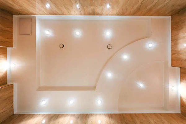 Verlaagd Plafond Met Halogeenspots Lampen Gipsplaten Constructie Lege Kamer Appartement — Stockfoto