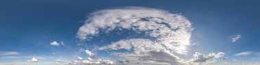 Pürüzsüz mavi gökyüzü hdri panorama 360 derece açılı güzel bulutlar ve gökyüzü kubbesi olarak 3 boyutlu grafiklerde kullanılmak üzere güzel bulutlar ya da drone görüntüsünü düzenle