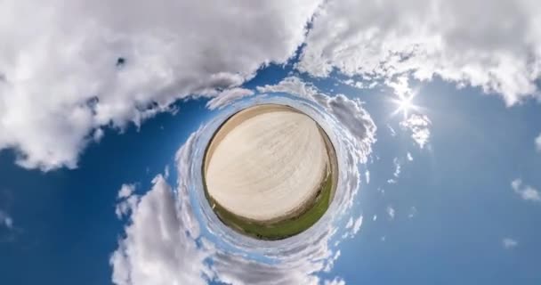 Draait Wit Zand Grindweg Tussen Velden Met Prachtige Lucht Met — Stockvideo