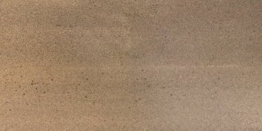 Çatlaklı eski asfalt yolu dokusu üzerine yukarıdan görünüm