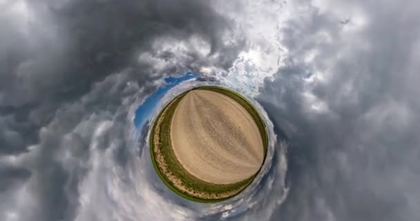 Gira Carretera Entre Campos Con Hermoso Cielo Oscuro Con Nubes — Vídeos de Stock