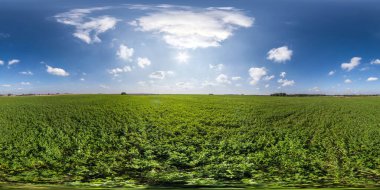 tam dikişsiz küresel hdri panorama 360 derece açıyla yaz günü yeşil alanlar arasında görünüm eşdikdörtgen yansıtmalı muhteşem bulutlar, VR AR sanal gerçeklik içeriği için hazır