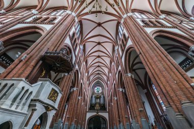 BIALYSTOCK, POLAND - Eylül 2018: iç kubbe ve eski bir savunma katolik kilise tavanına bakıyor