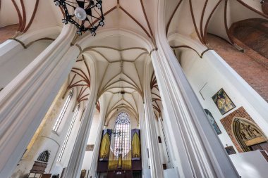WROCLAW, POLAND - EYLÜL 2018: iç kubbe ve eski bir savunma katolik kilise tavanına bakıyor