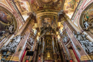 WROCLAW, POLAND - EYLÜL 2018: İç kubbe ve eski bir savunma katolik kilise tavanına bakıyor