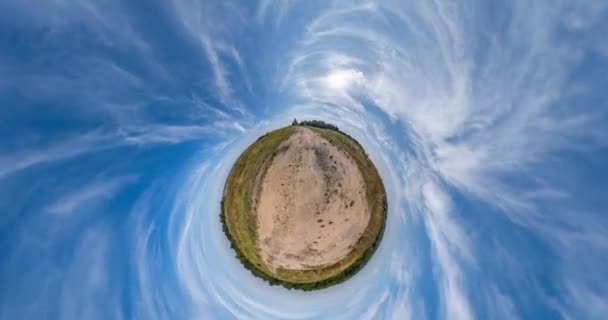 Planeta Minúsculo Gira Entre Céu Azul Nuvens Brancas Pequena Transformação — Vídeo de Stock