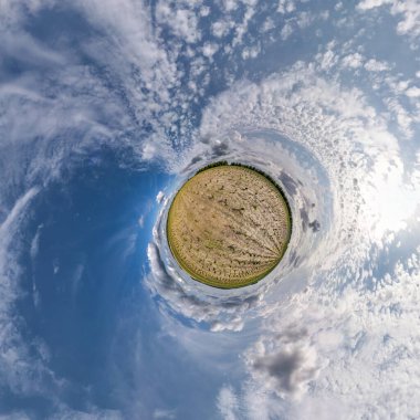 Küresel panoramanın 360 derecelik küçük gezegen dönüşümü. Küresel soyut hava manzarası temiz gökyüzü ve muhteşem bulutlarla dolu. Uzayın eğriliği.