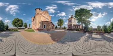 Eski ortodoks savunma kilisesinin girişine yakın 360 derecelik kusursuz küresel hdri panorama manzarası. Zirve ve ve az ile eşit dikdörtgen projeksiyonlu kırmızı tuğlalar. VR AR içeriği