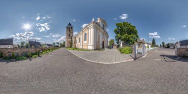 Dekoratif ortaçağ mimari barok kilisesi cephesinin dış cephesinde, zenit ve az ile eş dikdörtgen küresel projeksiyonla kusursuz küresel hdri panorama 360 derece açıyla. vr içeriği