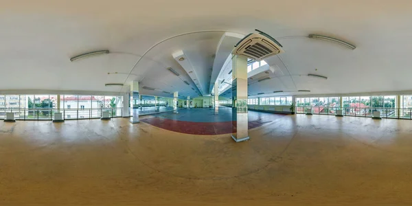 Пустой Зал Панорамными Окнами Колоннами Зеркалом Полный Бесшовный Сферический Hdri — стоковое фото