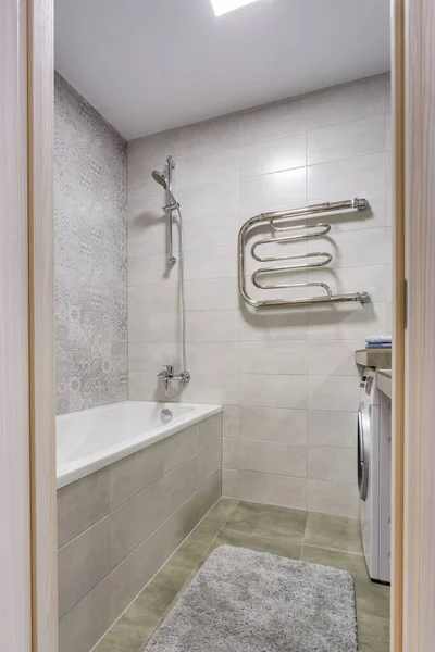 在昂贵的阁楼浴室里安装水龙头的水龙头槽 带有壁挂式淋浴器的角落淋浴房的详细情况 — 图库照片