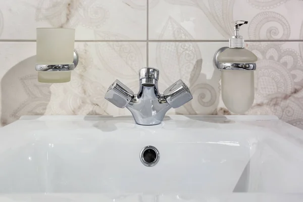 Lavabo Ceramica Con Rubinetto Con Dispenser Sapone Shampoo Costoso Bagno — Foto Stock