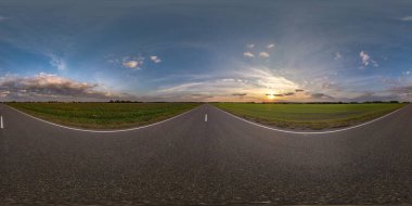 Eksiksiz küresel panorama 360 derecelik açıyla trafik yok. Akşam gökyüzü ile güzel bulutlar arasında eski asfalt yol eşdörtgen projeksiyonlu, VR AR içeriği