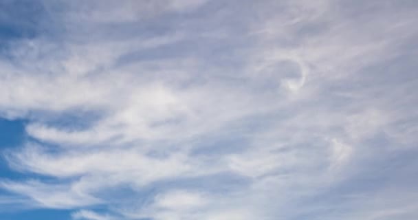 Timelapse Fundo Céu Azul Com Minúsculo Stratus Cirrus Nuvens Listradas — Vídeo de Stock