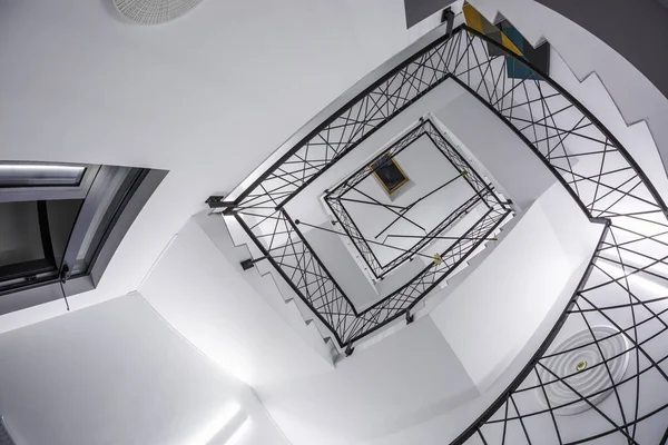 新しいオフィスビルのはしごを上ると白い階段の非常階段と避難所の螺旋階段 — ストック写真