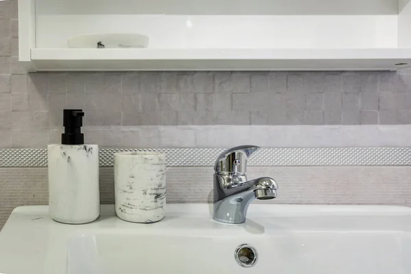 昂贵的阁楼浴室或厨房里装有水龙头 肥皂和洗发水的陶瓷水龙头槽 — 图库照片