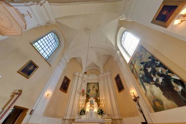 WROCLAW, POLAND - EYLÜL 2018: İç kubbe ve eski bir savunma katolik kilise tavanına bakıyor