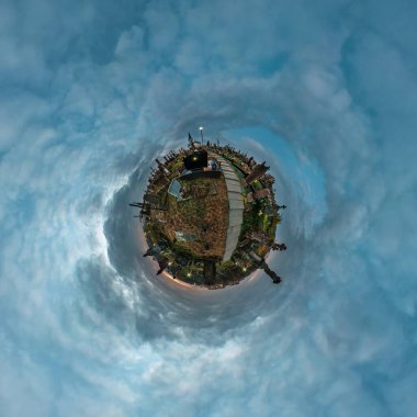Küresel panoramanın 360 derecelik küçük gezegen dönüşümü. Mezarlığın yakınındaki mezarlıkta küresel soyut hava manzarası. Uzayın eğriliği.