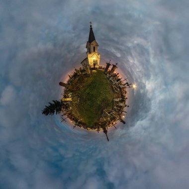 Küresel panoramanın 360 derecelik küçük gezegen dönüşümü. Mezarlığın yakınındaki mezarlıkta küresel soyut hava manzarası. Uzayın eğriliği.
