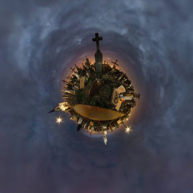 Küresel panoramanın 360 derecelik küçük gezegen dönüşümü. Mezarlığın yakınındaki mezarlıkta küresel soyut hava manzarası. Uzayın eğriliği.