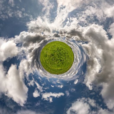 Küresel panoramanın 360 derecelik küçük gezegen dönüşümü. Küresel soyut hava manzarası temiz gökyüzü ve muhteşem bulutlarla dolu. Uzayın eğriliği.