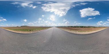 Eksiksiz küresel panorama 360 derecelik açıyla trafik yok. Açık gökyüzü ve beyaz bulutlar eşdörtgen projeksiyonlu alanlar arasında eski asfalt yol, VR AR içeriği