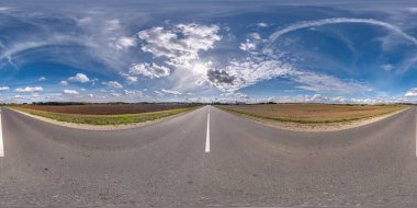 Eksiksiz küresel panorama 360 derecelik açıyla trafik yok. Açık gökyüzü ve beyaz bulutlar eşdörtgen projeksiyonlu alanlar arasında eski asfalt yol, VR AR içeriği