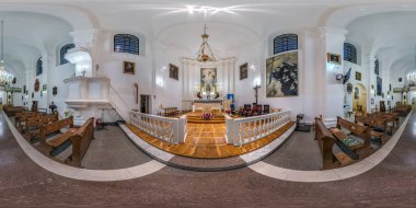 NOVOGRUDOK, BELARUS - ECTOBER 2020: Eski katolik kilisenin içinde tam küresel dikişsiz hdri panorama 360 derece açılı eş dikdörtgen yansıtma, VR AR içeriği