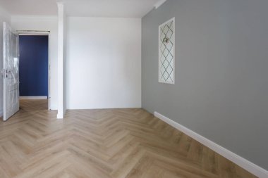 Mobilyasız oda ve kartonpiyer döşemeli en az hazırlık onarımı. Beyaz ve gri duvarların içi