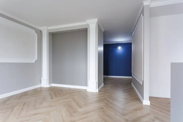 Mobilyasız Oda Kartonpiyer Döşemeli Hazırlık Onarımı Beyaz Gri Duvarların Içi — Stok fotoğraf