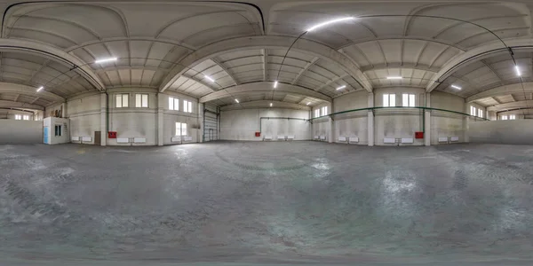 Büyük boş bir odanın içinde 360 derecelik kusursuz küresel hdri panorama depo ya da hangar olarak eşkenar dörtgen projeksiyonlu. VR AR konsepti