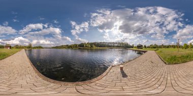 Tam pürüzsüz küresel hdri panorama 360 derecelik açıyla sabahleyin veya gün batımında göl veya nehrin beton rıhtımına güzel bulutlar eşdikdörtgen projeksiyonlu, VR içeriği
