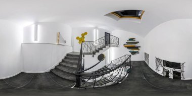 MINSK, BELARUS - MAYIS 2020: tam dikişsiz küresel hdri panorama 360 derece odada acil durum ve tahliye sarmal merdiveni ile merdiven üzerinde halojen lambalar eşdikdörtgen projeksiyon.