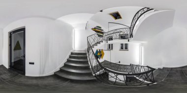 MINSK, BELARUS - MAYIS 2020: tam dikişsiz küresel hdri panorama 360 derece odada acil durum ve tahliye sarmal merdiveni ile merdiven üzerinde halojen lambalar eşdikdörtgen projeksiyon.