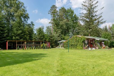 Schrebergarten mit Rasen und Schuppen