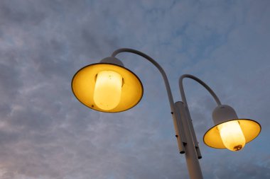 eski elektrik direğine gökyüzü arka plan üzerinde