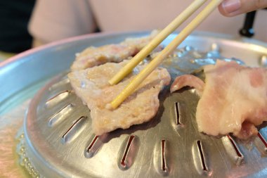 Bir ızgara tava Tay Barbekü büfe