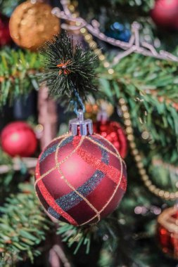 Dekorasyon hediye kutusu ile Noel ağacı, yakın çekim