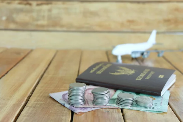 Oszczędności Koncepcja Wakacje Monet Stosu Paszport Samolot Zabawka Drewniane Tła — Zdjęcie stockowe