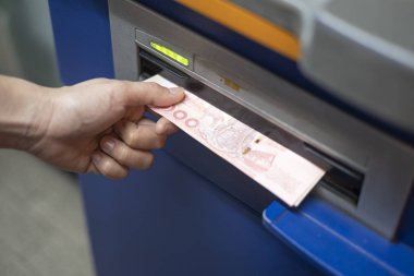 Kadın el banka Atm makine para çekme