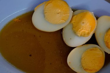 mavi bir tabak içinde haşlanmış yumurta kadar kapatın