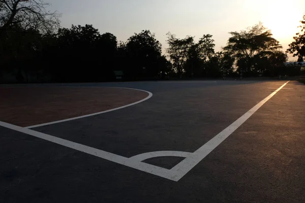 Βράδυ Εξωτερική Futsal Πεδίο Κατά Δημόσιο Πάρκο — Φωτογραφία Αρχείου
