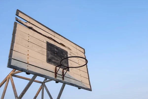 Gamla Basket Backboard Basketkorgar Med Blå Himmel Bakgrund — Stockfoto