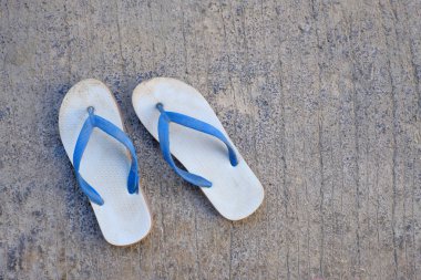 Eski bir konser kullanılan beyaz ve mavi kauçuk terlik kapatın.