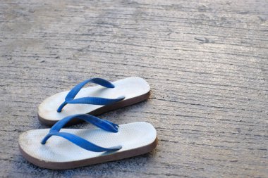 Eski bir konser kullanılan beyaz ve mavi kauçuk terlik kapatın.