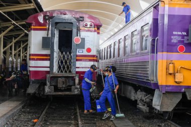 Trende temizlik çalışanları Tren İstasyonu