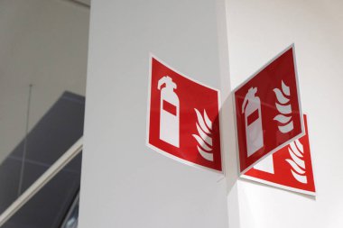 Yangın söndürücü tabelada beyaz duvar